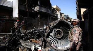 Самолетната катастрофа в Пакистан която миналия месец взе 97 жертви
