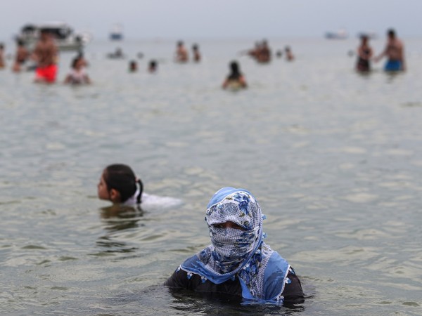 "Социална дистанция и в морето, и на плажа", пише турският