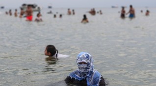 Социална дистанция и в морето и на плажа пише турският