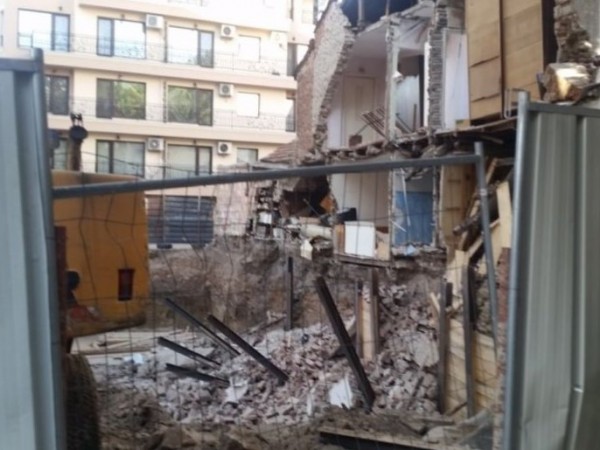 Стена на жилищна сграда в Пловдив се срути заради нов