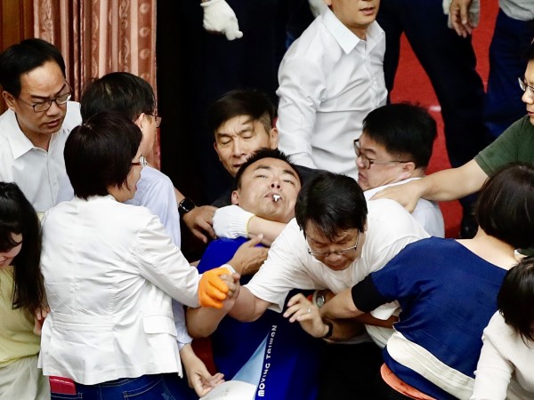 Сбиване стана днес в тайванския парламент, след като депутати от