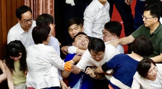 Сбиване стана днес в тайванския парламент след като депутати от