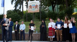 Президентът Румен Радев и абитуриентката Вержиния Малинова обявиха началото на