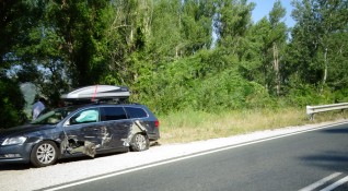 Кола с румънска регистрация е ударена от ТИР на главен