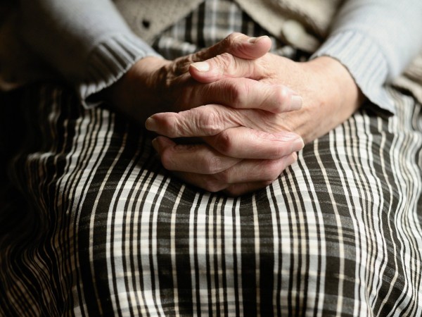 Възрастна жена е получила сърдечен удар, след като била принудена