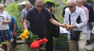 Ръководството служители ветерани и привърженици на Левски почетоха паметта на