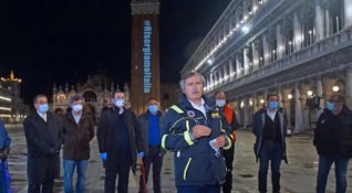 Кметът на Венеция Луиджи Бруняро обяви че дарява заплатите си