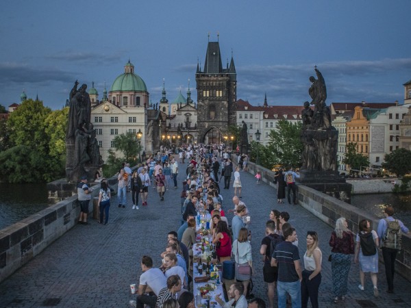 В Чехия бе организирано парти за символично "Сбогом" с коронавируса,