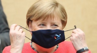 Канцлерът на Германия Ангела Меркел си постави предпазна марка за