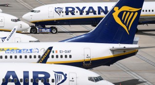 Самолет на нискотарифната авиокомпания Ryanair е кацнал аварийно на летището