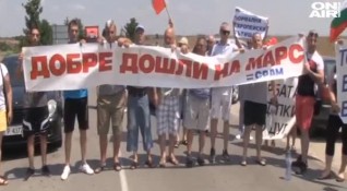 Протестиращи от шест населени места затвориха пътя Русе Варна Те настояват