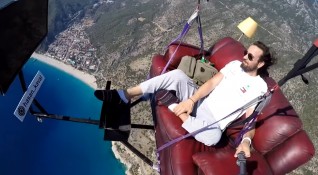 Турски инструктор по парапланеризъм полетя в небето седнал удобно в
