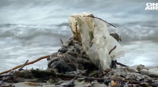 Първите плаващи острови от пластмасови боклуци в Черно море вече
