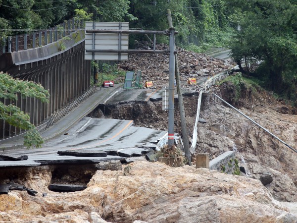 Близо 40 души се смята, че са загинали заради проливните