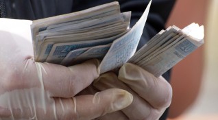 Полицията разследва две кражби на пари в Кюстендил и Дупница Около