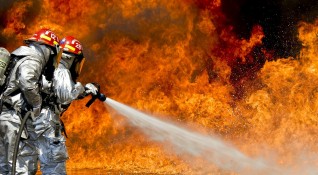 Тир е избухнал в пламъци на магистрала Тракия край Пловдив