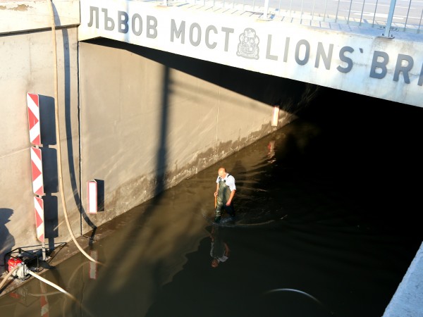 Подлезът на Лъвов мост е затворен тази сутрин заради щетите