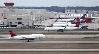 Airbus A319 на Delta Airlines кацна аварийно на летище Джон