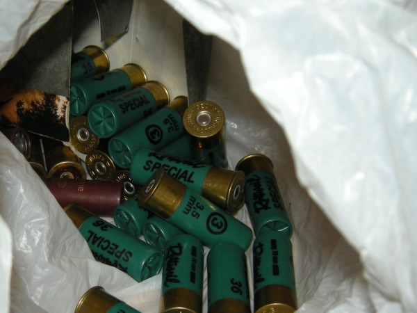 Открити са боеприпаси до контейнер за смет в комплекса "Братя