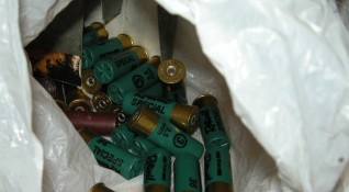 Открити са боеприпаси до контейнер за смет в комплекса Братя