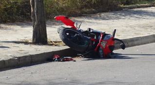 Мъж е с опасност за живота след катастрофа с мотоциклет