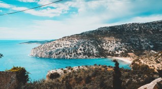 Четирима туристи на гръцкия остров Тасос са дали положителни проби