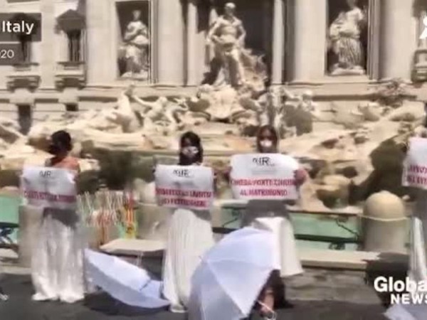 Бъдещи булки излязоха на протест в Италия, за да изразят