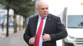 Главният прокурор Иван Гешев поиска отстраняването от длъжност на обвинения