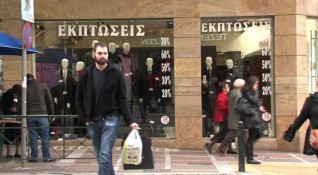 Посетителите на търговските центрове в Гърция вече не са длъжни