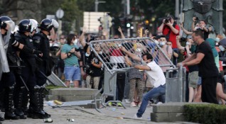 Най малко 19 полицаи и 17 демонстранти бяха ранени при протестите