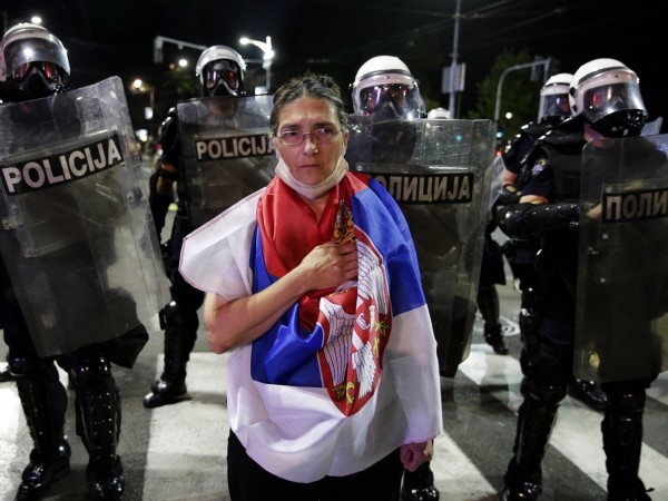 Сърбия няма да въвежда отново полицейски час през уикенда в