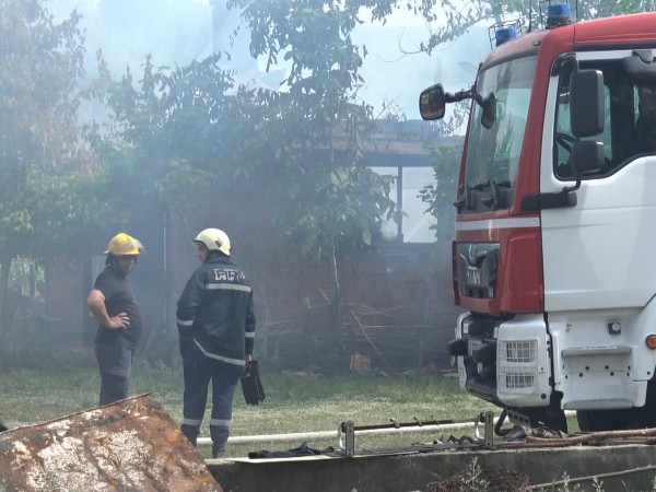 Пожарникари от районните служби "ПБЗН" в Нова Загора и Сливен