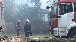 Пожарникари от районните служби ПБЗН в Нова Загора и Сливен