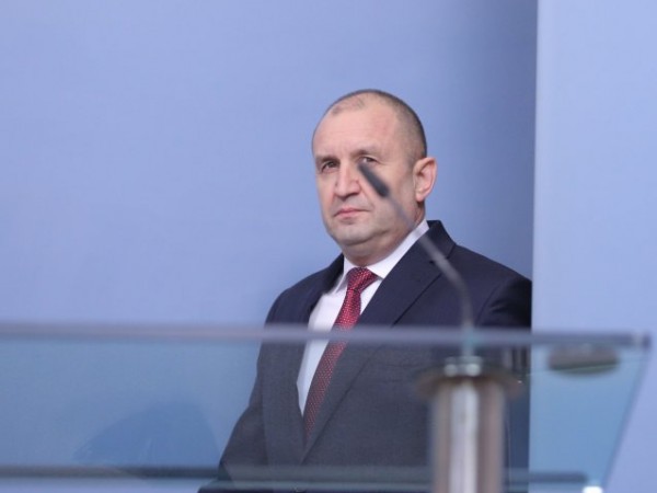 Президентът Румен Радев поиска оставката на началника на Националната служба