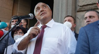 И премиерът Бойко Борисов излезе пред протестиращите Той говори на