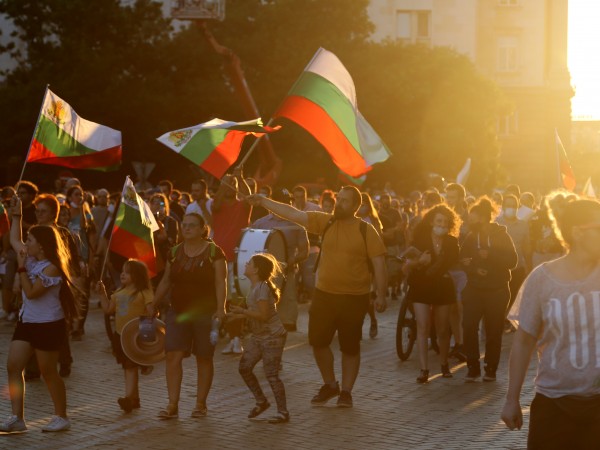 Напрежението на протестите в София ескалира при бул. Дондуков и