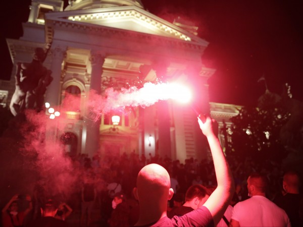 Група демонстранти проби загражденията пред сръбския парламент и нахлу вътре