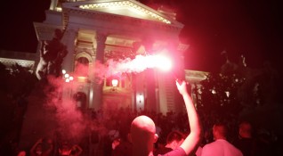 Група демонстранти проби загражденията пред сръбския парламент и нахлу вътре