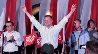 Полша гласува в неделя на президентски избори на ръба на
