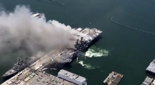 Най малко 21 души пострадаха при пожар на американски десантен кораб