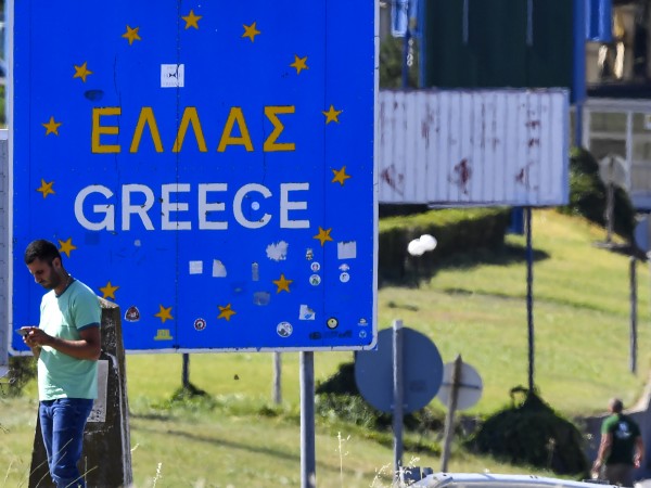 Пандемията в Гърция замрази програмата за издаване на разрешения за