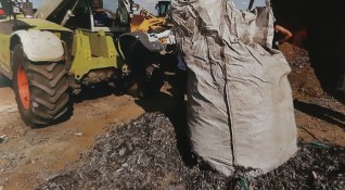 Открити и иззети са документи придружаващи загробения боклук край град