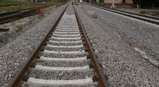 Мъж е загинал при пътен инцидент с влак на релсовия
