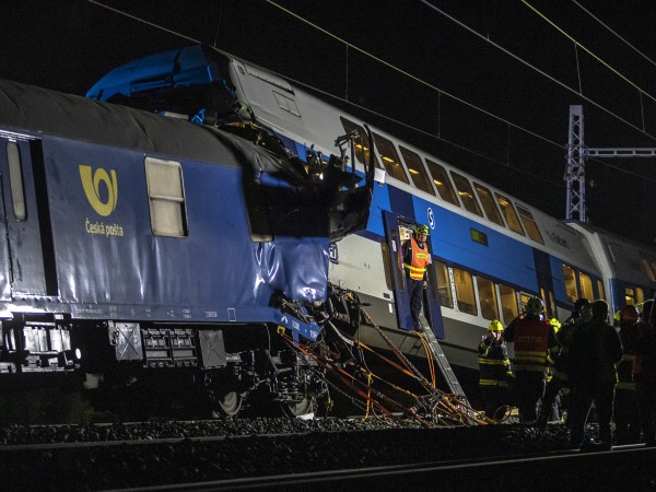 Пътнически и товарен влак се сблъскаха близо до чешката столица