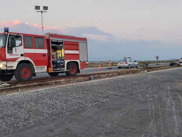 Две момичета са сред първите, притекли се на помощ, секунди