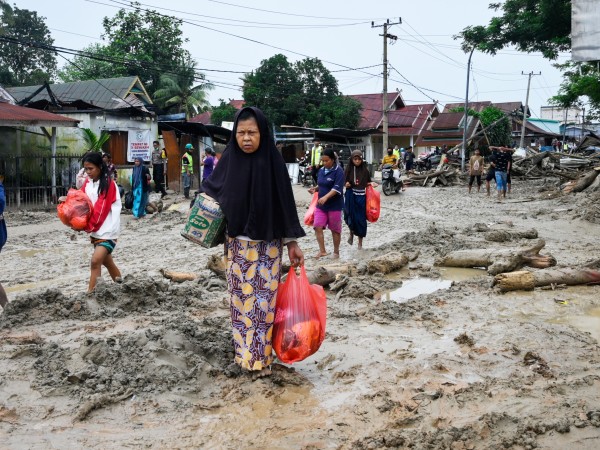 Най-малко 16 души загинаха при тежки наводнения и свлачища в