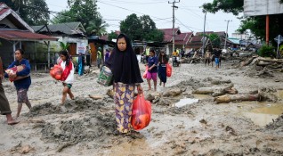 Най малко 16 души загинаха при тежки наводнения и свлачища в