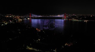 Впечатляващо светлинно шоу беляза годишнината от неуспешния преврат в Турция