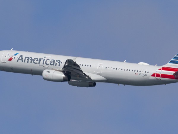 American Airlines обмисля пускането на 25 000 служители в неплатен