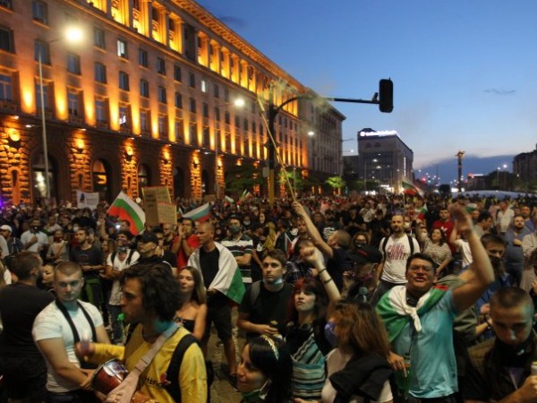 Осем души са задържани при снощните протести в столицата. Двама